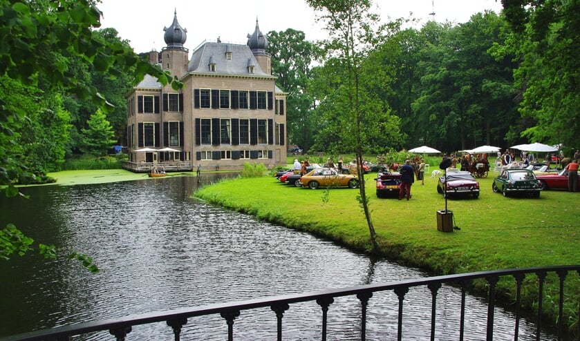 Grote drukte rondom Kasteel Oud-Poelgeest. Voor de filmscènes was er een countryfair met oude Engelse auto's. | Foto Willemien Timmers