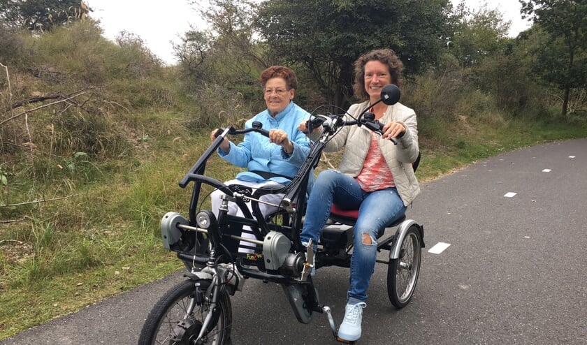 Vrijwilligster Danny van der Reep met mevrouw Broekhof in de duinen. | Foto: pr