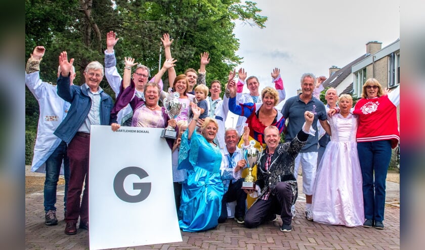 Robert Laan (4e van rechts) tussen de vrijwilligers die er op 21 mei een feestje van maakten in de Splinterlaan. | Foto: J.P. Kranenburg
