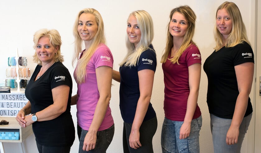 Eigenares Marjolijn Beuzekamp van 'Ontspan Me' en haar team (Jody, Anita, Nanda en Tessa).
