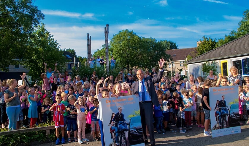 Wethouder Wassenaar en de kinderen van 't Bolwerk vragen iedereen voorzichtig te zijn in het verkeer.