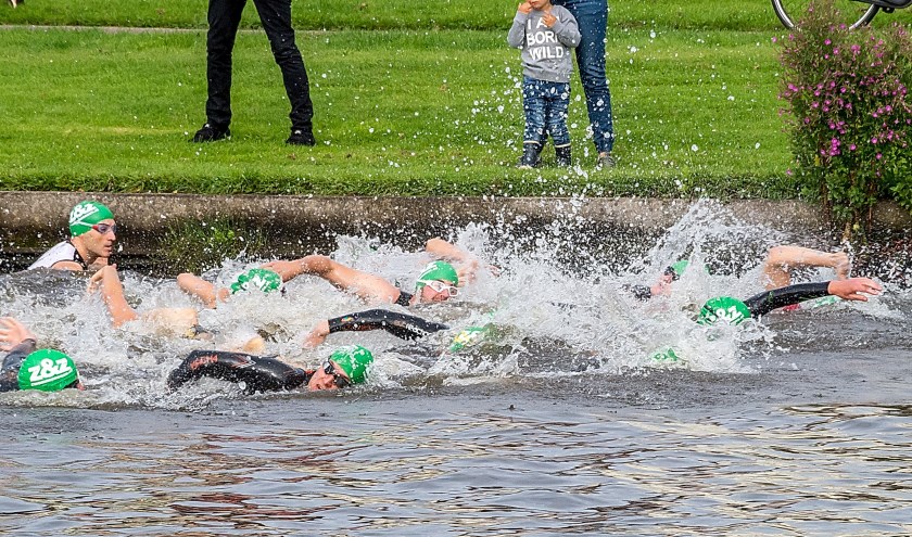 De start van de sprintafstand bij de 24e editie van de Triathlon Leiderdorp, in 2016.