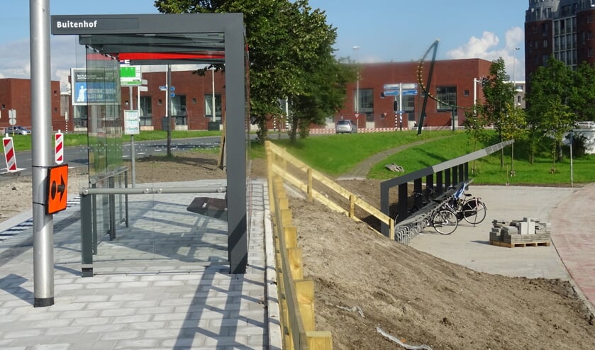 De meest opvallende verandering is de ruime, overdekte fietsenstalling, onderaan het talud.