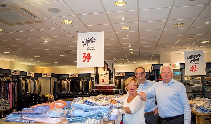 Bert Schrier (rechts), vanaf de opening in 1980 het gezicht van de gelijknamige herenmode zaak, gaat met pensioen. Eugenie Karreman en Mike van der Heijden nemen node afscheid van hun ervaren collega. | Foto: J.P. Kranenburg