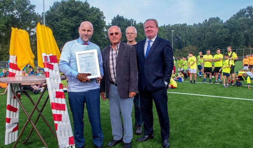 V.l.n.r. wethouder Olaf McDaniel, Pierre van Overloop van de BOGS, Joop van Huut van de Voetbalstart en RCL voorzitter Kees van der Burg