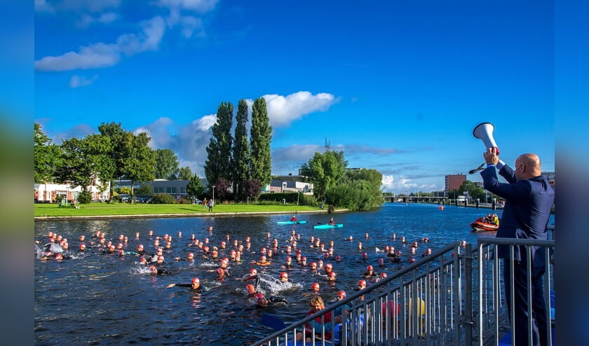 Sportwethouder Olaf McDaniel geeft zondagochtend om half negen het startsein voor de Middenafstand van de Triathlon Leiderdorp.