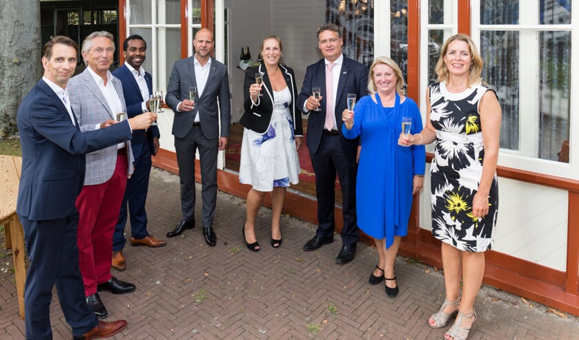 Vijf van de zes bestuursleden proosten samen met wethouder Wendelien Tönjann, kwartiermaakster Marjolijn van der Jagt en Laura Platte van de gemeente Oegstgeest. | Foto Wil van Elk