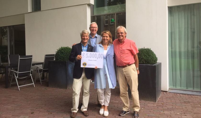 Jacqueline Bouts neemt de cheque in ontvangst van Lions-president Erik Kopp. Linksachteraan Peter de Ligt, rechts Theo Botden. | Foto: PR