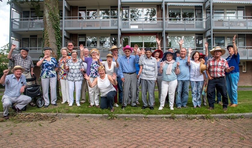 De bewoners van de Santenaar in feeststemming. Het gebouw op de achtergrond is overigens niet de jarige Santenaar.