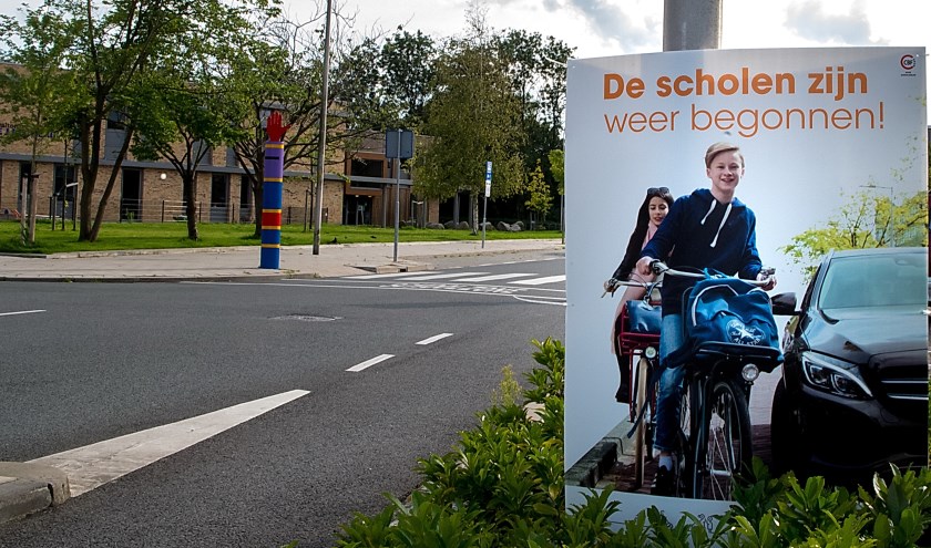 Ook langs de Vronkenlaan staan posterborden die automobilisten oproepen extra te letten op scholieren in het verkeer.