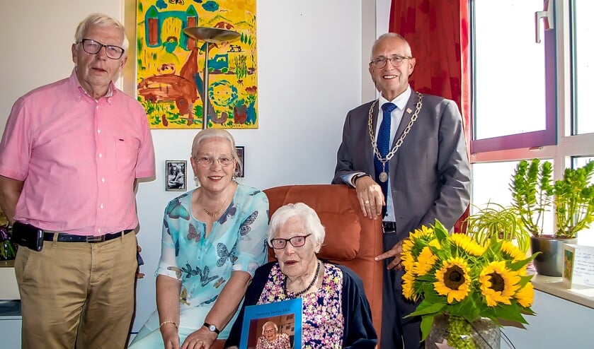 De eeuwelinge met het boek dat haar dochter Cora samenstelde over haar veelbewogen leven. Links op de foto haar zoon Bob en Cora, rechts locoburgemeester Kees Wassenaar. | Foto: J.P. Kranenburg