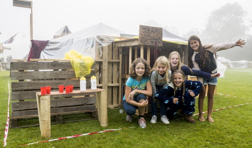 Sanne, samen met haar vriendinnen. | Foto en tekst: Remco Out