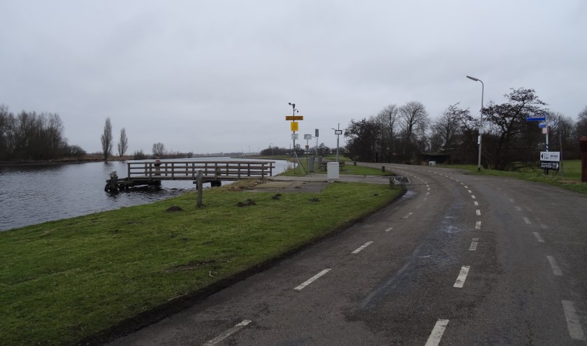 De Zijldijk ter hoogte van het fiets- en voetgangerspontje naar de Merenwijk. | Foto: C. v.d. Laan