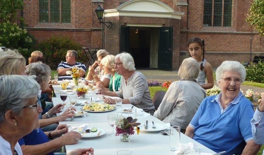 Gezellig vakantieverhalen uitwisselen tijdens de barbecue op een prachtige zomeravond. | Foto/tekst: Esta Hoogervorst