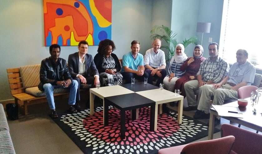 Aan het ‘vierkante tafelgesprek’ nam een bont gezelschap deel. Van links naar rechts: Tesfayesus Bereket Misgina (Eritrea), Ahmad Bayazid (Syrië), Latifa Munim (Somalië), Geert Schipaanboord, Arie Janssen, Khadija Abdullatif (Syrië), Nour Baeij (Syrië), Khaled , Oem en Ab Abdullatif (Syrië) en taalcoach William den Heeten. | Foto: PR/Maureen van den Brink