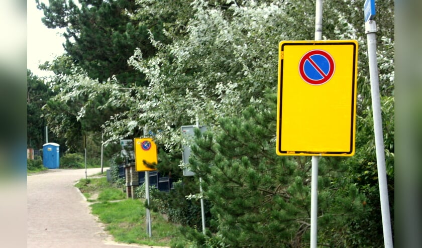 Veel aanwijzingen moeten duidelijk maken dat er in De Zuid slechts aan een zijde geparkeerd mag worden. | Foto: WS