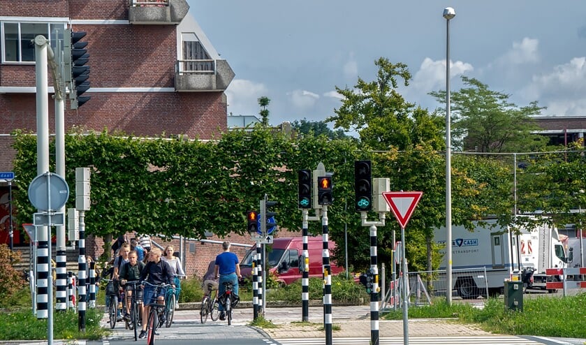 Het voetgangerslicht bij de oversteek naar Winkelhof staat veel te kort op groen, vindt de Leiderdorpse CDA-fractie.