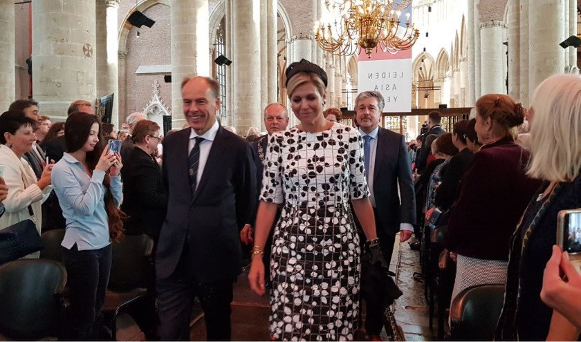 Bestuursvoorzitter prof. Carel Stolker ontvangt Koningin Maxima in de Pieterskerk. | Foto: Frans Brocken