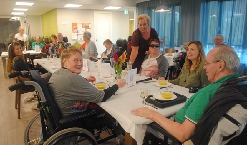 In het volgeboekte eerste eetcafé werd volop genoten van een heerlijke maaltijd. | Foto: Nelleke Thissen