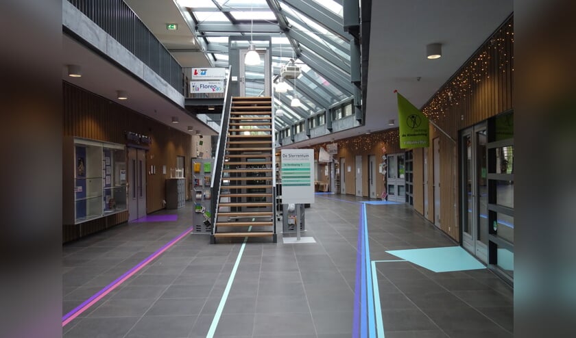De trap en lift middenin het atrium verdwijnen, op de plek van 't Winkeltje komt een centrale balie.