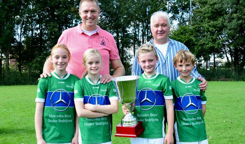 Coaches Arnoud Lambooij en Paul Hüsken, spelers Fieke Lambooij, Amélie du Rieu, Mats Hüsken, Gido Bakker. Foto: Frans van Herwijnen