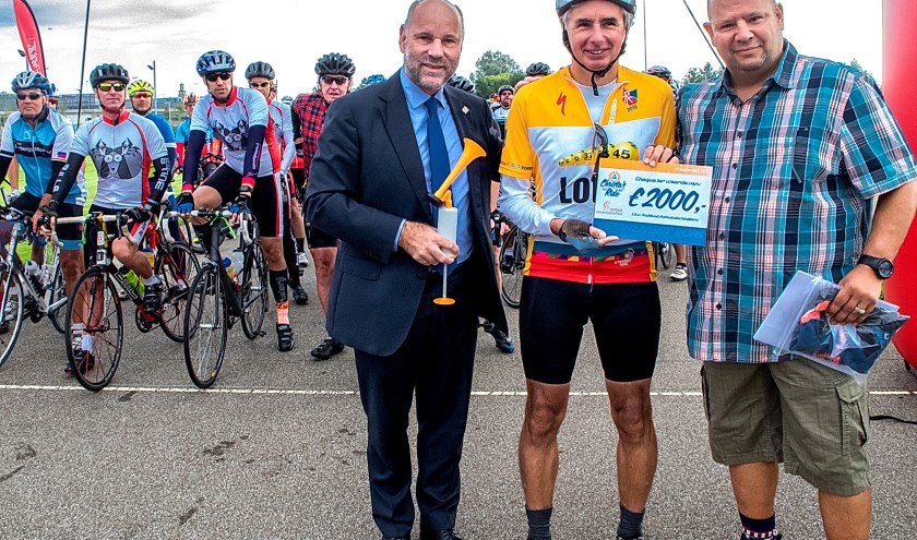 Busteros León maakte de directeur van het instituut, Jan Warning, blij met een cheque voor € 2000,-.| Foto: J.P. Kranenburg