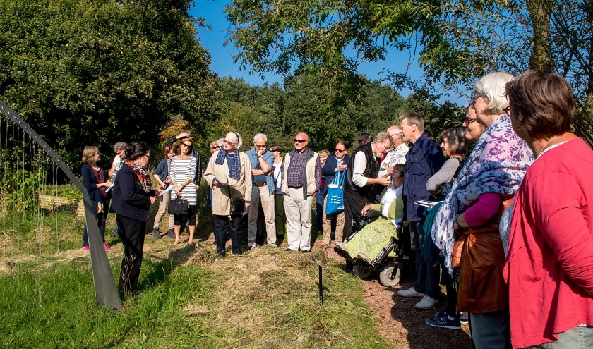 Veel belangstelloing voor kunst en poëzie in de Heemtuin. | Foto: J.P. Kranenburg