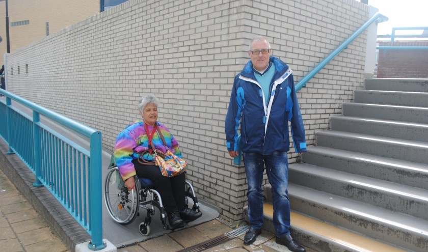 Aafke kan probleemloos de hellingbaan nemen. Cees Zwanenberg is blij met de gele traptreden. | Foto: Nelleke Thissen