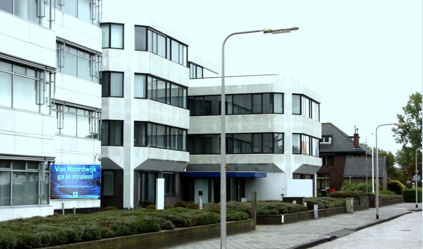 <p>Het college is positief over woningbouw op de plaats van het voormalige Zilveren Kruis-gebouw. | Foto: Archief/WS</p>