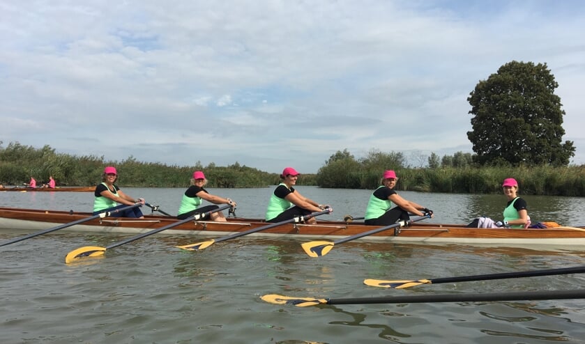 <p>Je krijgt les in een C4+, een roeiboot waar je met vier roeiers en een stuurman/vrouw in zit.</p>