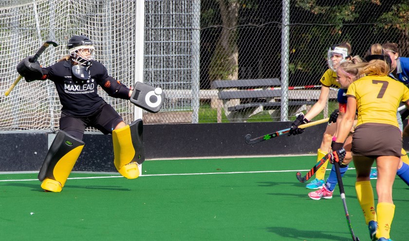 Alecto keepster Annick Weterings stopt een strafcorner. | Foto: J.P. Kranenburg