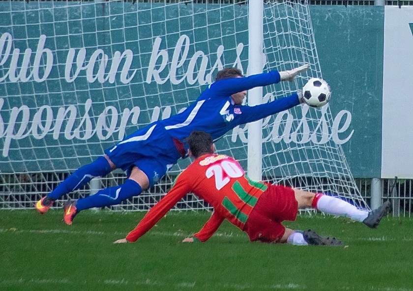 RCL-keeper Andrew Bontje redde meer dan eens bekwaam. | Foto: J.P. Kranenburg