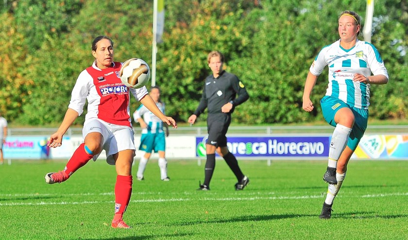 De grootste kans voor RCL in de tweede helft. Samanta Stojanovic haalt uit en schiet tegen de dwarsligger.