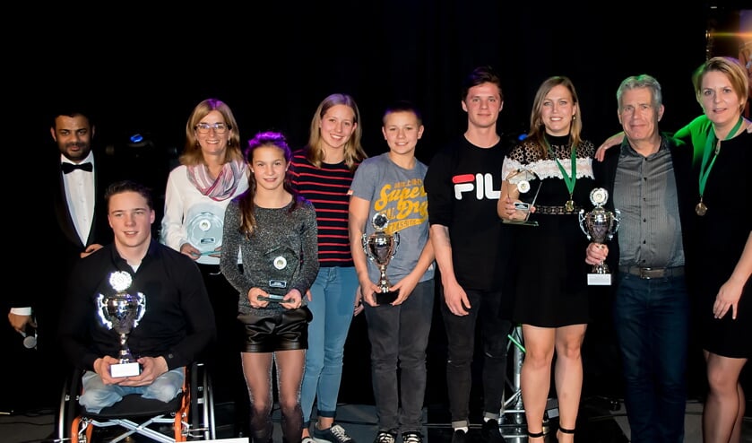 Presentator Rudo Slappendel (geheel links) met alle winnaars van 2017.