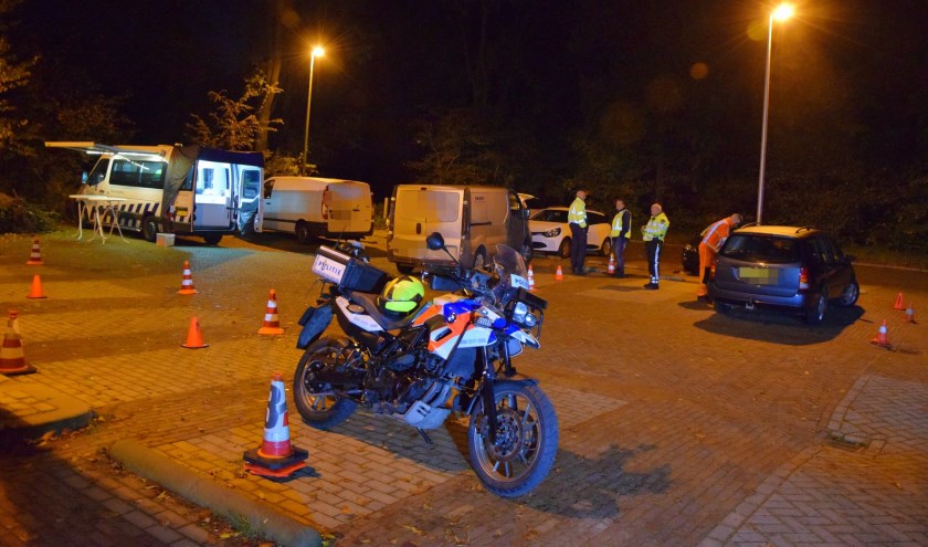 De auto's werden gecontroleerd op de parkeerplaats aan de rand van park De Houtkamp.