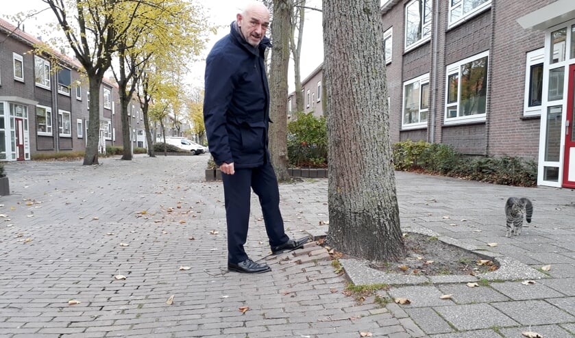 <p>Wethouder Nagtegaal in 2018 over het wegenonderhoud in Katwijk. | Foto: archief/SKvD</p>