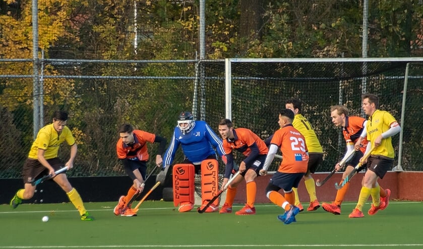 Dominique van Nieuwehuizen belaagt de HCAS verdediging.