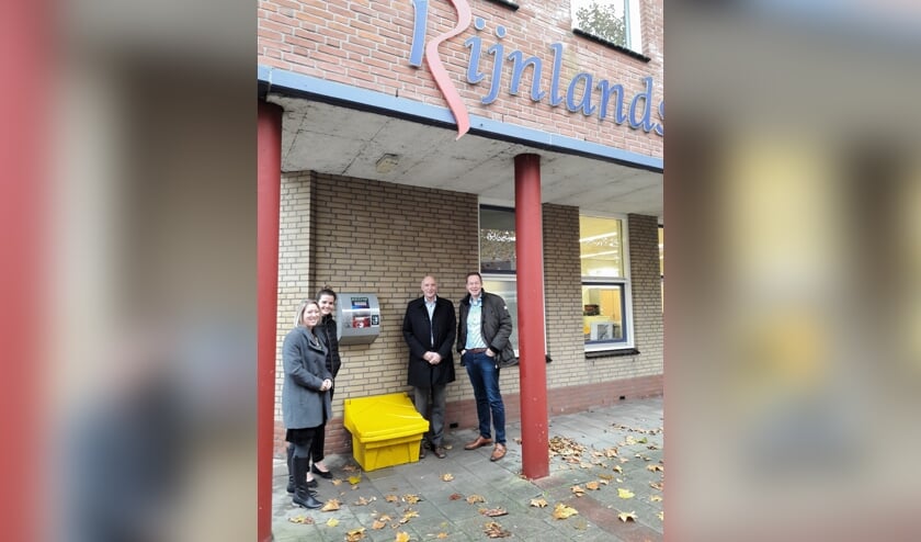 Conrector Ilse Tacken, initiatiefneemster Liane van der Meer, wethouder Arno van Kempen en Emill de Waal van Huschka bij de plaatsing van de AED aan de Van Alkemadelaan.
