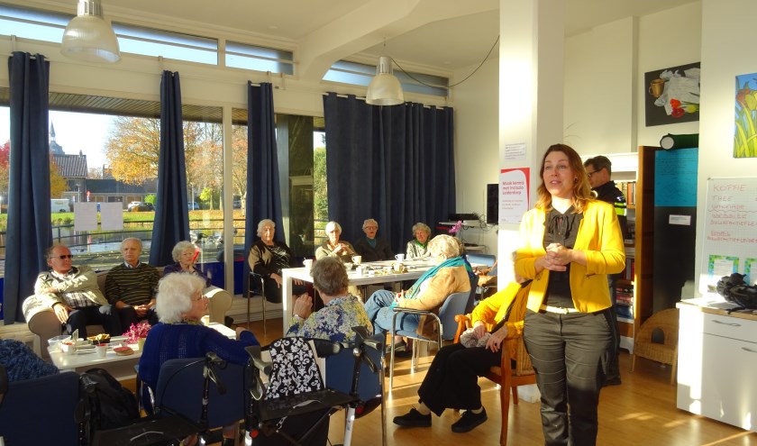 Janine de Vries van Incluzio Leiderdorp geeft uitleg over het werk van de nieuwe welzijnsorganisatie.