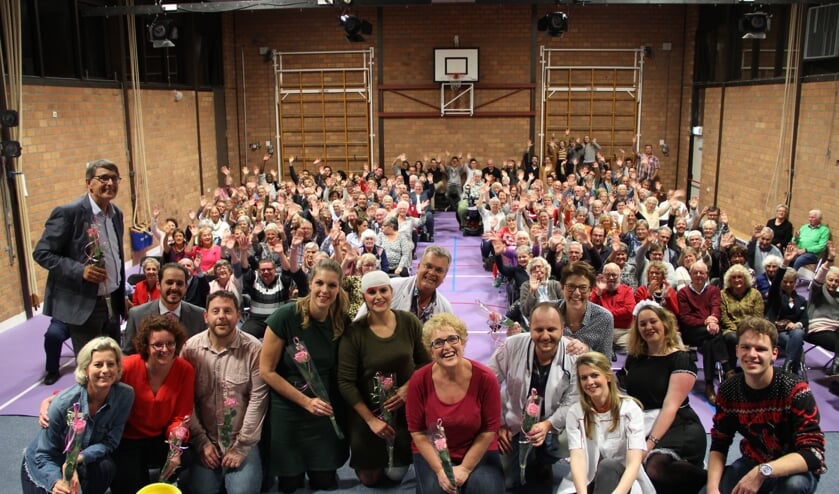 De cast van 'Extra hulp op de eerste hulp' na afloop van de voorstelling, met op de achtergrond het enthousiaste publiek.