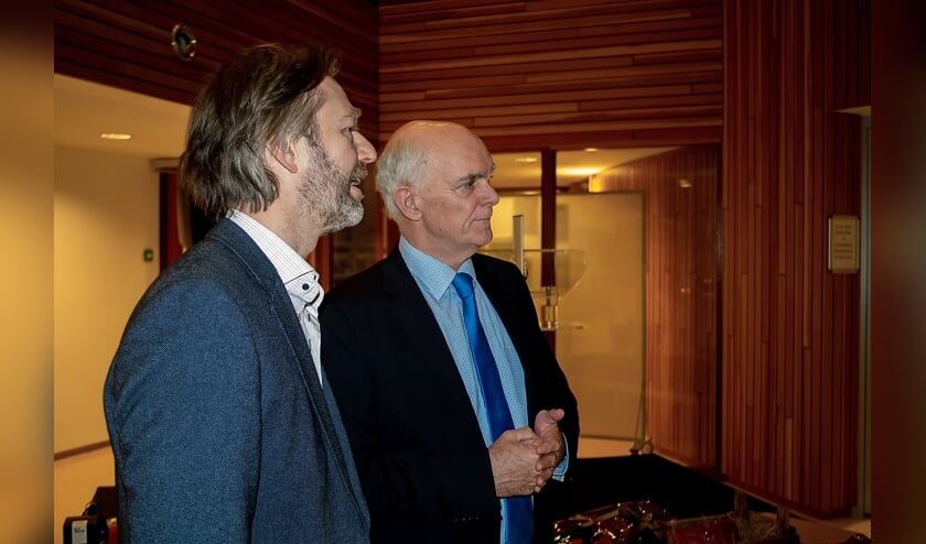 Jeff Gardeniers (rechts) nam donderdag 13 december afscheid van politici, ambtenaren en relaties met een goed bezochte receptie in het Leiderdorpse gemeentehuis.