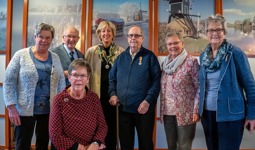 Leendert Dompeling en burgemeester Driessen temidden van de familie van het kersverse Lid in de Orde van Oranje Nassau. | Foto: J.P. Kranenburg