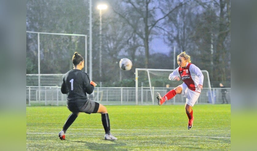 Dominique van Wensveen passeert met een schitterende lob doelvrouw Alissa Visch van Heerenveense Boys en zet RCL op een 2-1 voorsprong.
