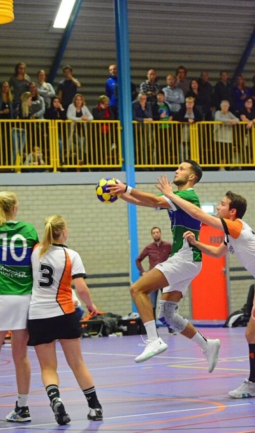 Mitchell de Boer neemt een doorloopbal.