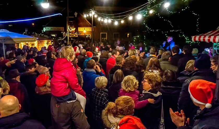Het ontsteken van de lichtjes in de grote kerstboom en de daarop volgende samenzang van kerstliedjes trekt altijd veel publiek