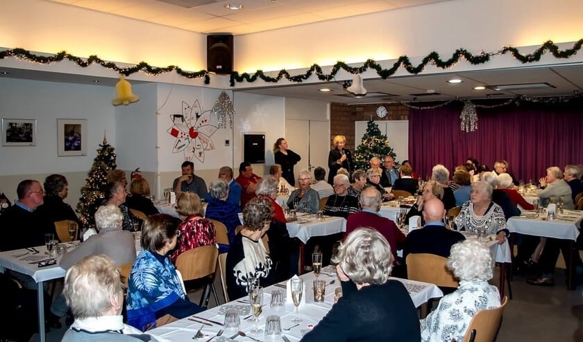 Een zaal vol gasten op donderdagavond. Op de achtergrond burgemeester Laila Driessen die de avond opende.