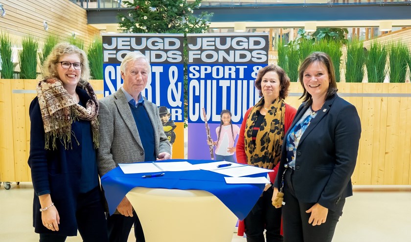 V.l.n.r. Marijke Menting (beleidsmedewerker gemeente), John van den Berg (bestuurslid Jeugdfonds), Linda Hogervorst (coördinator Jeugdfonds) en Angelique Beekhuizen (wethouder Leiderdorp).