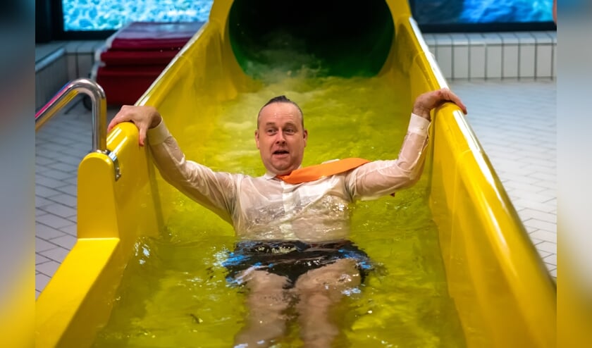 Wethouder Willem Joosten na zijn eerste ritje op de waterglijbaan.