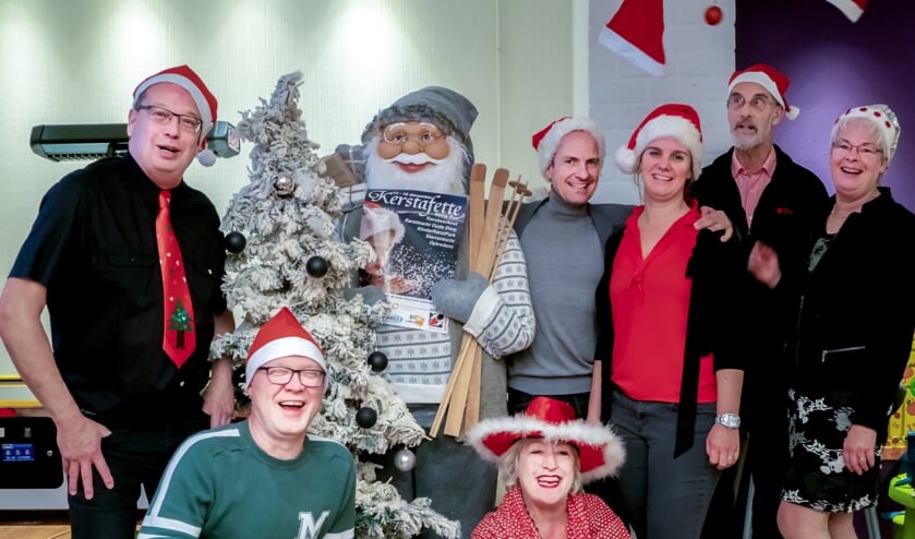 De organisatoren van de Kerstafette. Staand regelaar Alexander van der Sel, ds Stephan Kurtzahn (Protestantse Gemeente Leiderdorp), Joyce Thissen (Sportfondsen SportServicepunt), Loek Schipper (Protestantse Gemeente Leiderdorp) en Lenie van Dijk (Gemengd koor Appassionato). Zittend John Peters (Sociaal Cultureel werk Leiderdorp) en Hélène Kok (Jeugdtheaterschool Theaterplaats). Op de foto ontbreken Annemiek de Groot (dirigent van verschillen