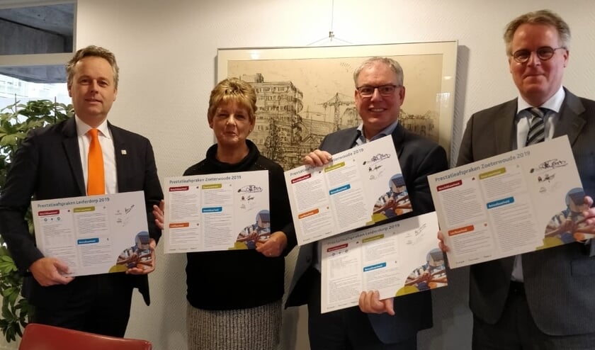 De ondertekenaars. V.l.n.r. Willem Joosten (wethouder Leiderdorp), Jacinta Boere (De Huurderij), Chrétien Mommers (directeur bestuurder Rijnhart Wonen) en Ton de Gans (wethouder Zoeterwoude). | Foto: PR